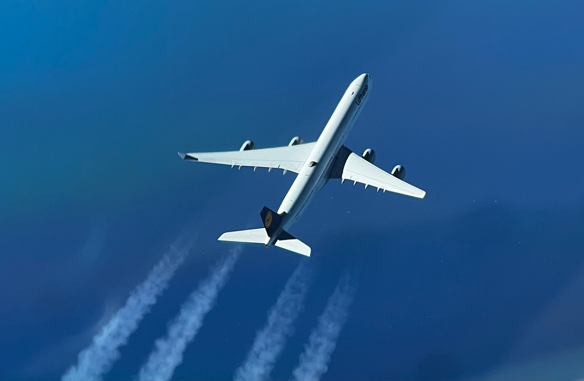 Flugzeug von oben im Flug