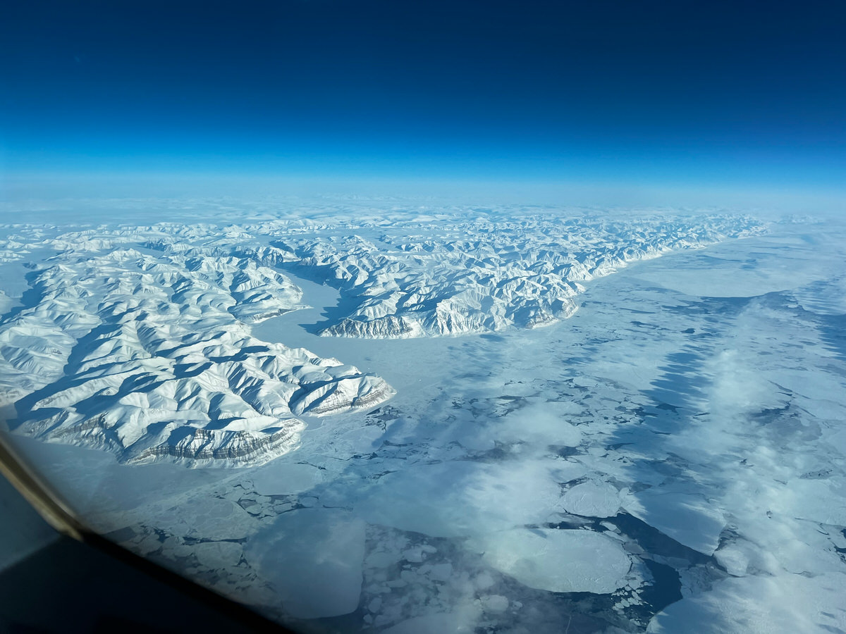 Gebirge aus dem Cockpit fotografiert