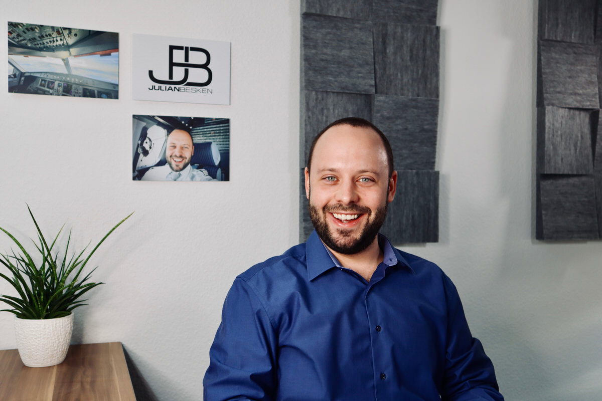 Julian Besken im Büro