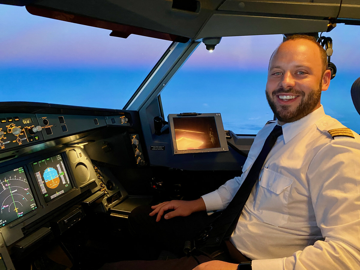 Julian Besken im Cockpit bei Dämmerung